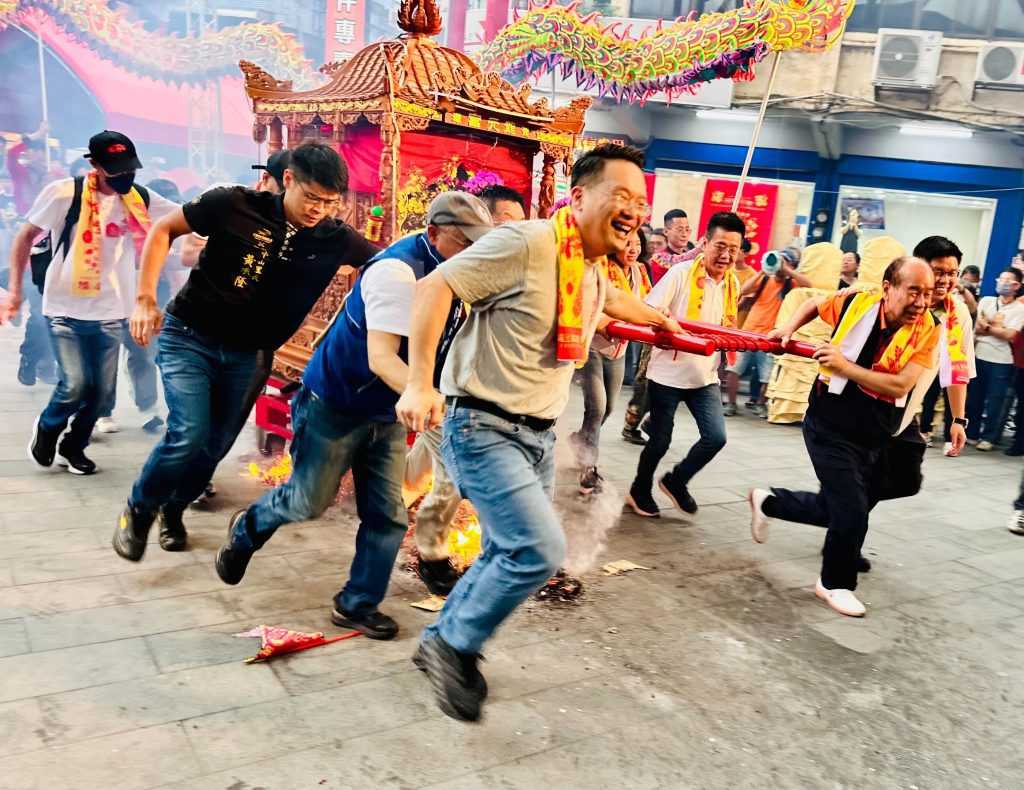 桃園龍潭龍元宮舉辦第三屆「神龍鬧鎮」，現場熱鬧非凡。（桃園市政府客家事務局提供）