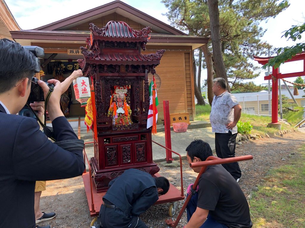 日本青森縣大間稻荷神社今年的媽祖遶境活動重新製作神轎安置台。（取材自大間わいどアップ速報版大間町観光協会FB）