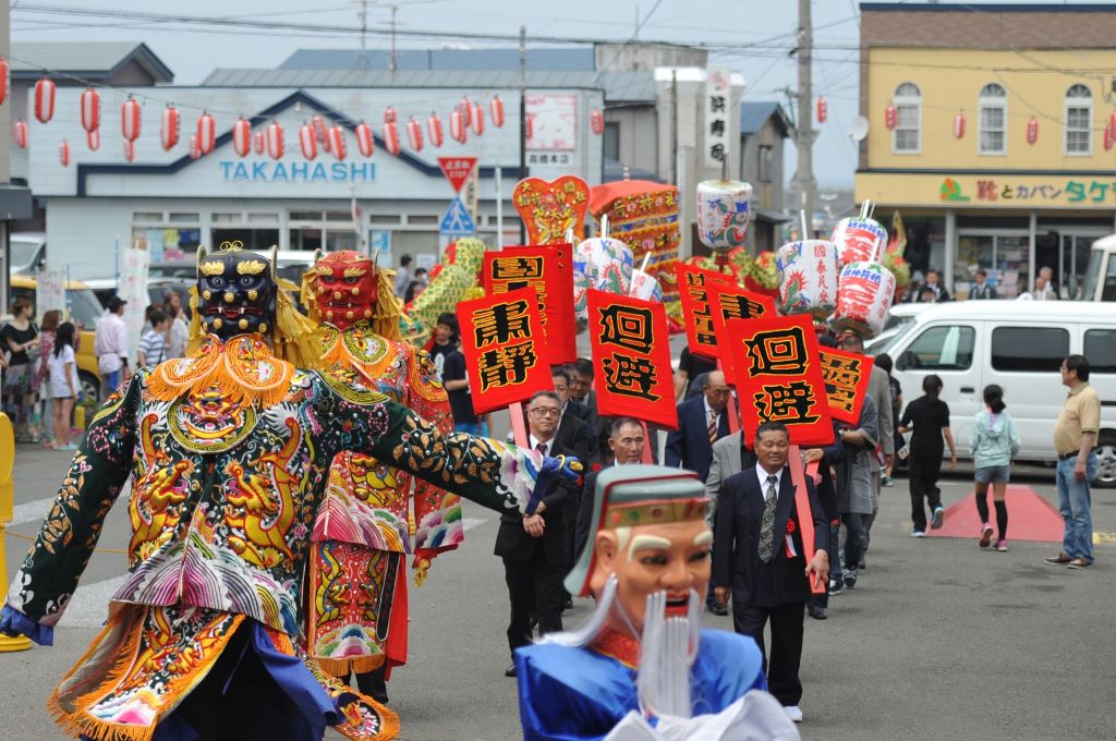 大間稻荷神社內奉祀日本的稻荷神及媽祖，祭神儀式相當特別。（取材自大間わいどアップ速報版大間町観光協会FB）