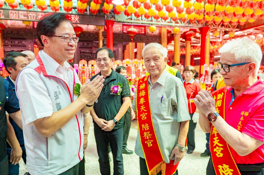 桃園市長張善政特參加「楊梅奉天宮欣逢關聖帝君1865年聖壽千秋祝壽慶典法會」。（取材自桃園市政府新聞處網站）