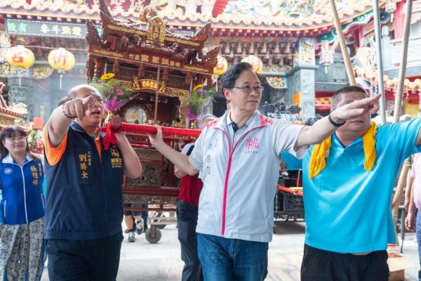 蘆竹誠聖宮「神禧夜巡遶境」，由桃園市長張善政恭請眾神明上轎。（取材自桃園市政府新聞處網站）