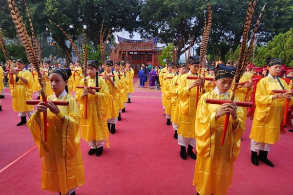 屏東縣祭孔大典依古禮進行，更讓外籍生學習傳統祭儀與體驗祭孔大典的國際化。（取材自屏東縣政府網站）2