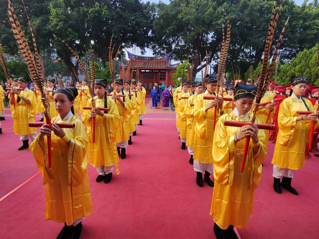 屏東縣祭孔大典依古禮進行，更讓外籍生學習傳統祭儀與體驗祭孔大典的國際化。（取材自屏東縣政府網站）