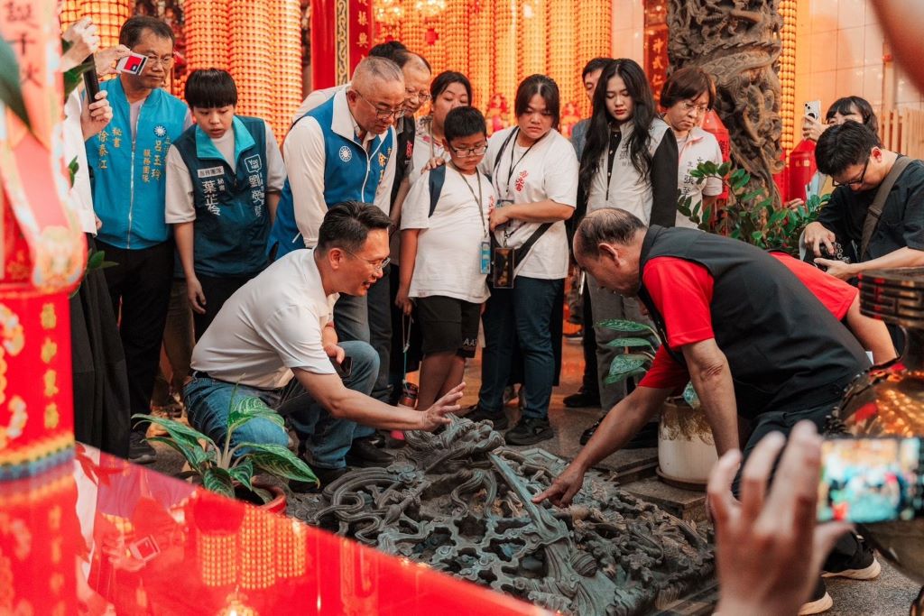 桃園市副市長蘇俊賓欣賞蟠龍雕刻藝術。（取材自桃園市政府網站）