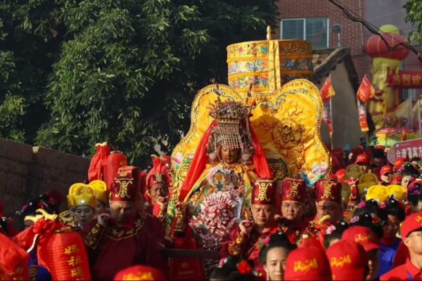 湄洲媽祖祖廟舉辦遶境，吸引大量信眾參與。（取材自湄洲媽祖祖廟FB）