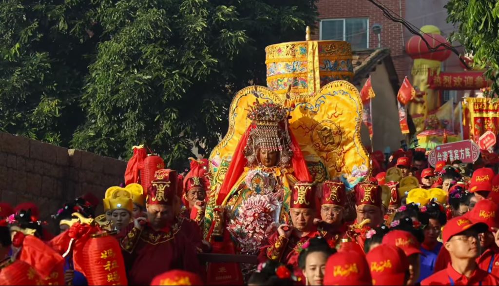 湄洲媽祖祖廟舉辦遶境，吸引大量信眾參與。（取材自湄洲媽祖祖廟FB）