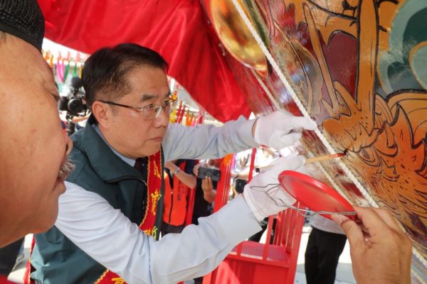 臺南市長黃偉哲參與見證喜樹代天府萬皇宮王船開光點龍眼儀式，祈求臺灣風調雨順、臺南市政興隆，市民闔家安康，場面熱鬧盛大。（取材自臺南市政府網站）1