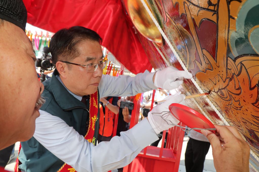 臺南市長黃偉哲參與見證喜樹代天府萬皇宮王船開光點龍眼儀式，祈求臺灣風調雨順、臺南市政興隆，市民闔家安康，場面熱鬧盛大。（取材自臺南市政府網站）