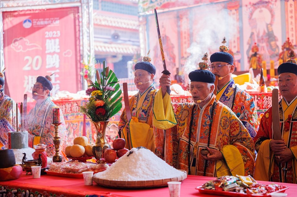 鯤鯓王平安鹽祭2023年獲得「台灣永續行動獎金級」、「亞太永續行動獎銅級」兩個獎項，顯示在地跨域整合的永續行動，獲得國內外評審的推薦與肯定。（取材自交通部觀光署雲嘉南濱海國家風景區管理處行政資訊網）