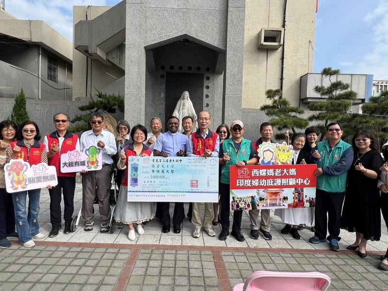 雲林縣崙背天主堂神父狄鐸為印度偏鄉發起籌設婦女就業發展暨兒童照顧中心，雲邑百二庄老大媽會捐助新台幣300萬元。（取材自中華民國僑務委員會）