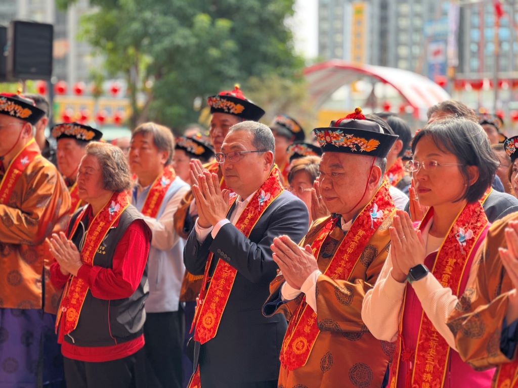 新北市五股賀聖宮舉辦「慶成謝土祈安三朝清醮團拜大典」，感謝眾神護佑寺廟竣工圓滿落成，侯友宜前往參拜並恭賀廟方。（取材自新北市政府網站）