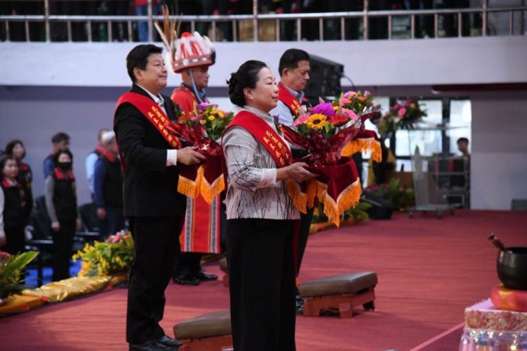 花蓮縣長徐榛蔚擔任「113年宗教歲末感恩祈福會」主祭官，虔誠為花蓮祈福。（取材自花蓮縣政府網站）