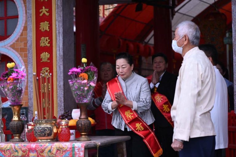 花蓮縣長徐榛蔚擔任五穀神農大帝登龕62週年紀念慶祝大典主祭官。（取材自花蓮縣政府網站）