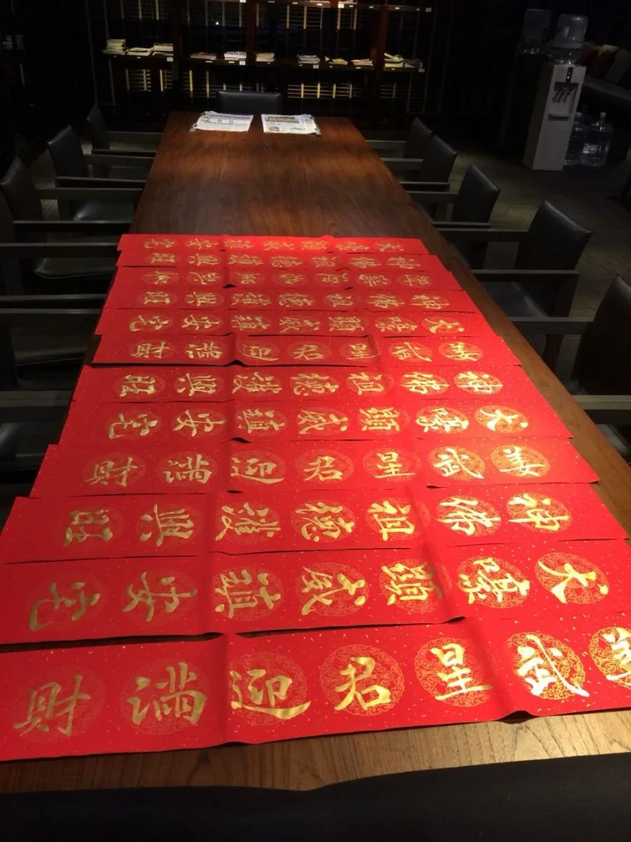 除夕這天習俗中會將舊春聯撕下貼上新春聯，代表「除舊佈新」。 1